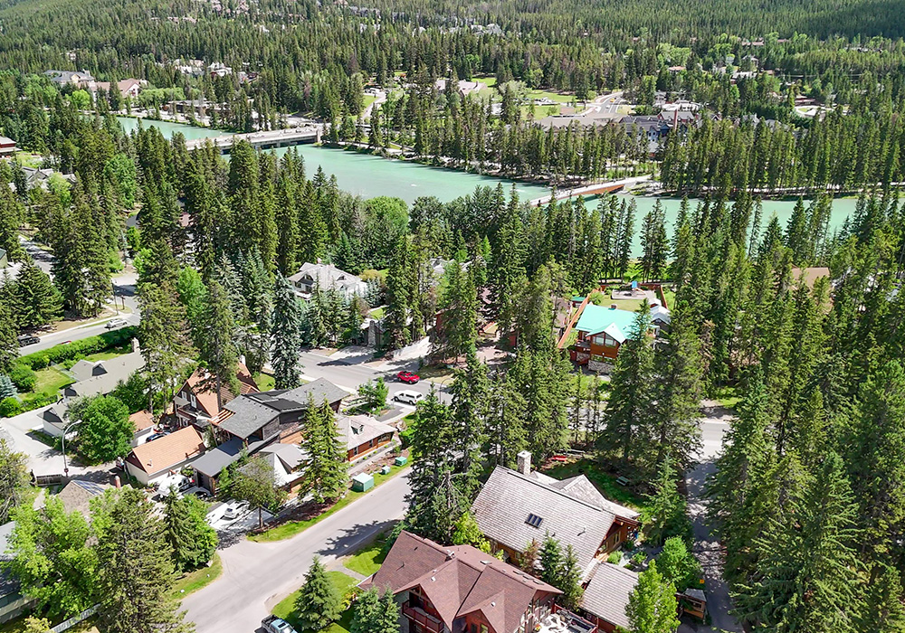 Irwin's Mountain Inn (Banff)